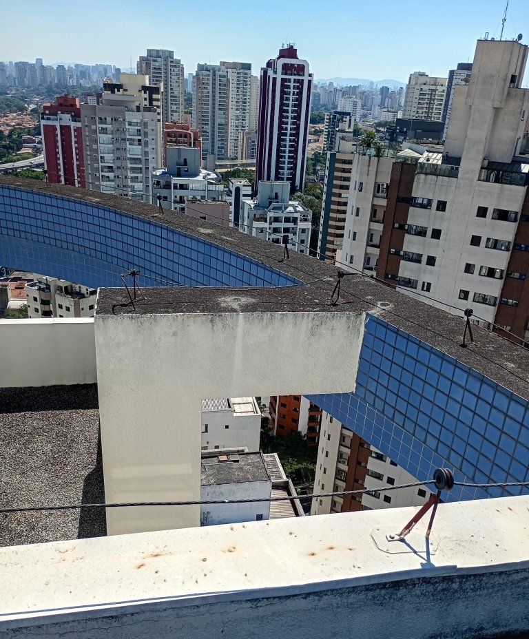 Cobertura de edifício com captores e cabos do sistema de para-raios