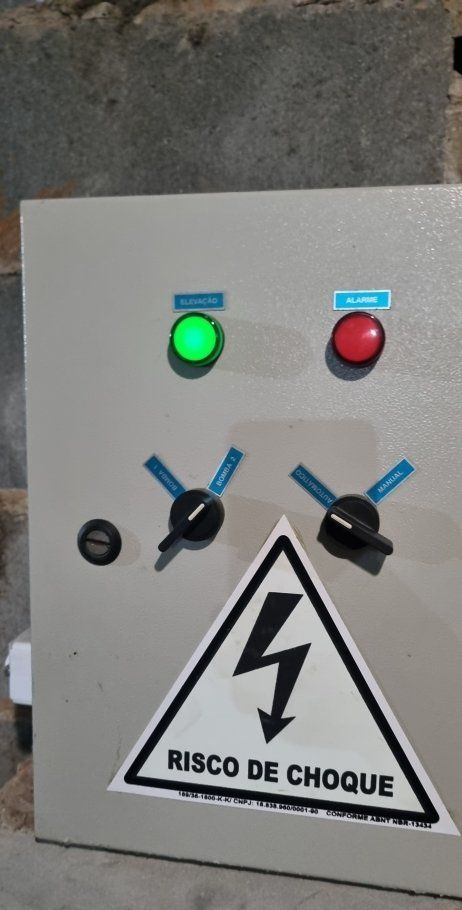 Quadro de comando de duas bombas de recalque com seletor automático e manual