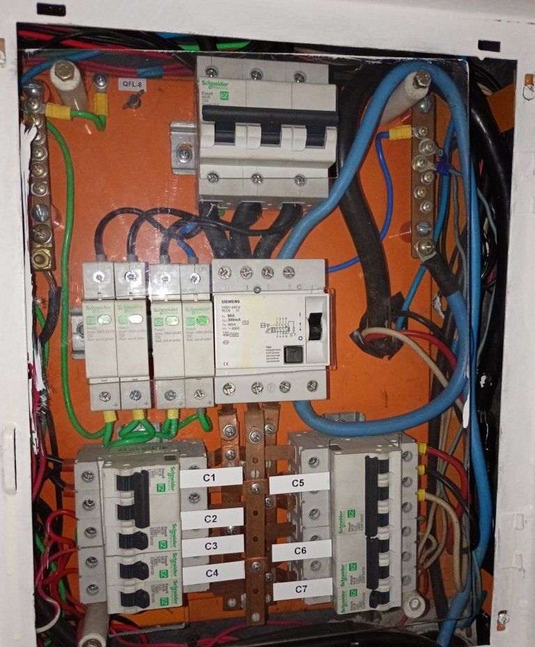 Quadro de força aberto durante a manutenção preventiva