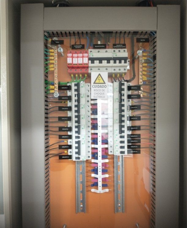 Quadro geral de distribuição com placa de advertência de risco de choque elétrico